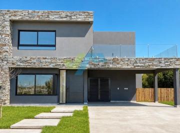 Casa · 293m² · 5 Ambientes · 2 Cocheras · Casa en Venta en San Sebastian - Area 9, Apto Credito San Sebastian, Escobar