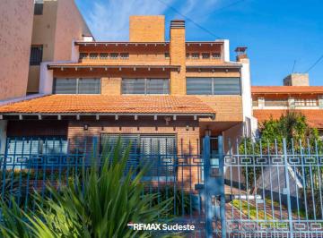 Casa · 385m² · 5 Ambientes · 1 Cochera · Casa de Categoria en Barrio Uns