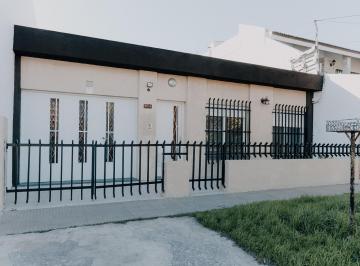Casa de 4 ambientes, Villa Gobernador Gálvez · Casa de 4 Ambientes con Amplio Patio y Cochera