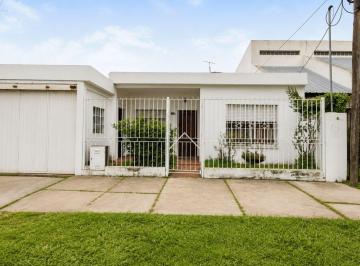 Casa · 103m² · 3 Ambientes · 1 Cochera · Venta Casa 2 Dorm. con Cochera y Jardín