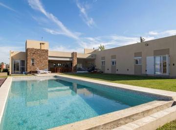Casa · 250m² · 5 Ambientes · 1 Cochera · Venta Casa 5 Amb con Piscina en Barrio ¨¨area 60¨¨