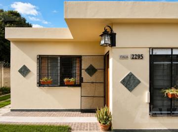 Casa · 100m² · 3 Ambientes · 3 Cocheras · Casa en Venta en Castelar Norte | 2 Dorm., Parque, Galería, Parrilla y Cochera Pasante
