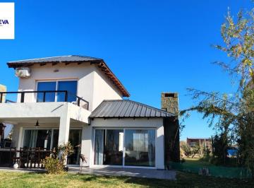Casa · 135m² · 3 Ambientes · 2 Cocheras · Casa en Mari Menuco