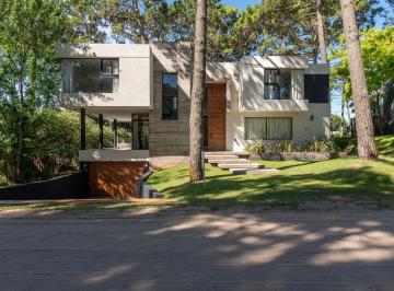Casa · 240m² · 5 Ambientes · 2 Cocheras · Casa en Alquiler Pinamar Alamos