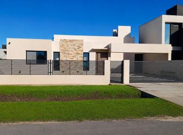 Casa · 135m² · 5 Ambientes · 2 Cocheras · Casa en Venta de 3 Dorm., en Don Mateo, Funes