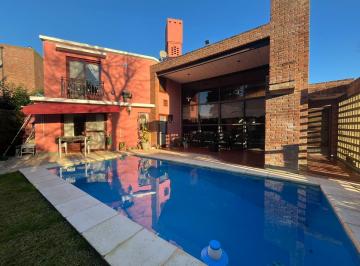 Casa · 266m² · 4 Ambientes · 2 Cocheras · Casa 3 Ambientes en Venta en Dos Plantas con Piscina y Cocheras Apto Credito