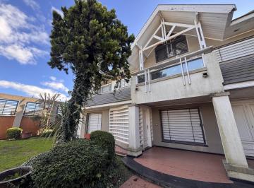 Casa · 507m² · 8 Ambientes · 3 Cocheras · Casa de Categoria en Venta de 3 Dorm. La Plata