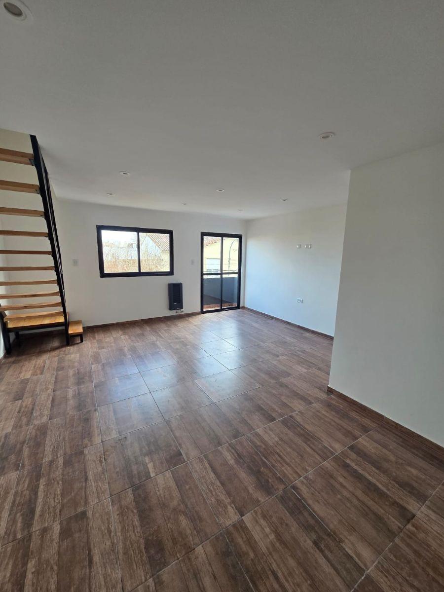 Departamento en ph de 3 ambientes al frente con balcón y patio propio
