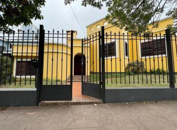 Casa · 451ha · 4 Ambientes · 1 Cochera · Casa en Venta Apta Credito Barrio Parque Capital