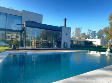 Casa · 202m² · 6 Ambientes · 2 Cocheras · Casa de 6 Ambientes en Venta