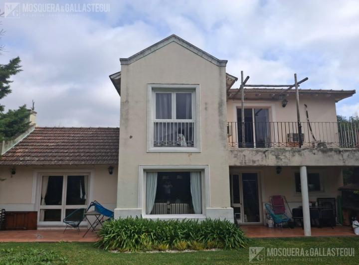 Casa · 180m² · 5 Ambientes