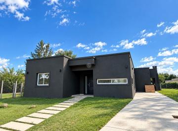 Casa · 140m² · 4 Ambientes · Casa en Alquiler en San Alfonso, Pilar del Este, Pilar