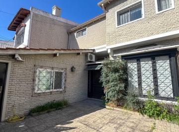Casa · 200m² · 6 Ambientes · 2 Cocheras · Venta Casa 6 Ambientes con Parrilla y Pileta La Lucila