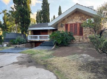 Casa · 845m² · 3 Ambientes · Casa 3 Dorm. - Cerro de Las Rosas