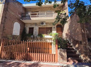 Casa · 256m² · 6 Ambientes · 2 Cocheras · Casa 4 Dorm B Pueyrredon Apta Credito