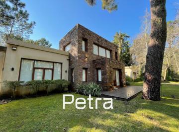 Casa · 1045m² · 5 Ambientes · 2 Cocheras · Casa en Venta en Carilo