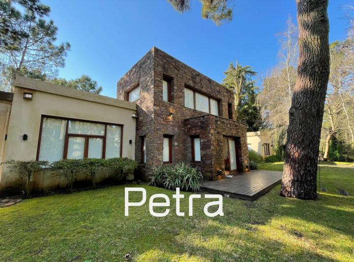 Casa · 1045m² · 5 Ambientes · 2 Cocheras