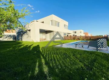 Casa · 110m² · 4 Ambientes · 2 Cocheras · Casa en Pilar del Este | Apta Crédito | Lista Para Mudarse
