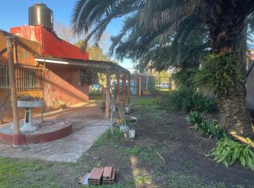 Casa · 70m² · 2 Dormitorios · 4 Cocheras · Casa con Amplio Lote en Venta en Villa Elvira