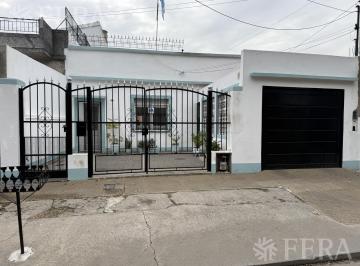 Casa · 149m² · 5 Ambientes · 1 Cochera · Venta Casa 5 Ambientes con Cochera en Sarandi