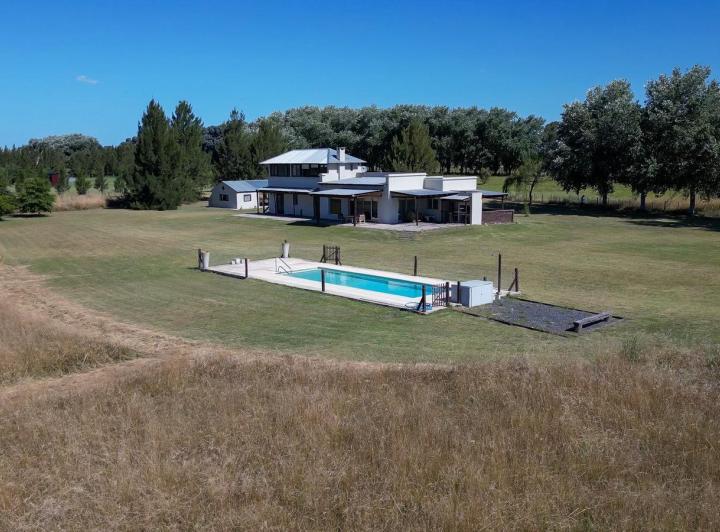 Casa · 300m² · 6 Ambientes · 4 Cocheras