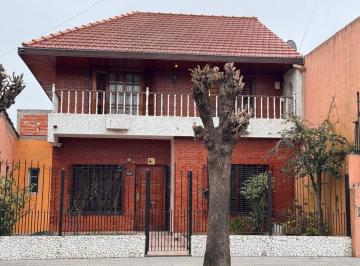 Casa · 326m² · 5 Ambientes · 1 Cochera · Venta Casa 5 Ambientes en Banfield con Quincho