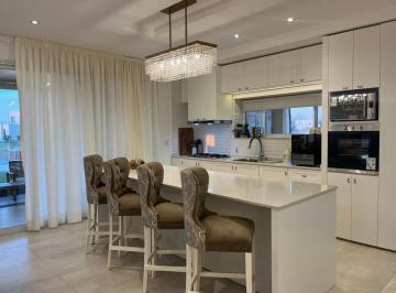 Casa · 240m² · 5 Ambientes · 2 Cocheras · Casa en San Lucas