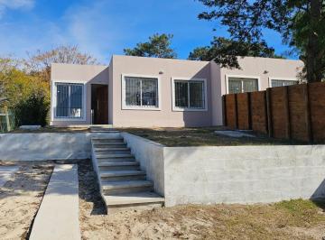 Casa · 587m² · 4 Ambientes · 1 Cochera · Venta Casa en El Pinar Tres Dorm.