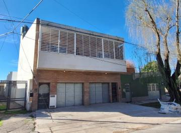 Casa · 100m² · 3 Ambientes · 1 Cochera · Casa en Alquiler de 2 Dorm. con Cochera, Planta Baja, Reciclada a Nueva.
