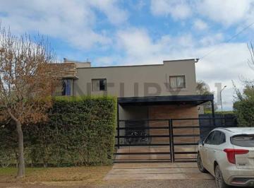 Casa · 200m² · 7 Ambientes · 2 Cocheras · Casa en Barrio Privado La Capilla
