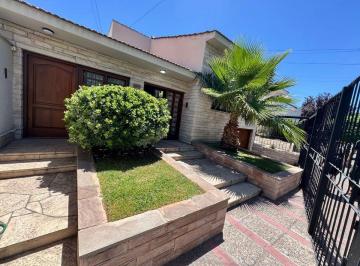 Casa · 268m² · 7 Ambientes · 3 Cocheras · Remax Kaia Ofrece Venta Casa Dorrego Guaymallen