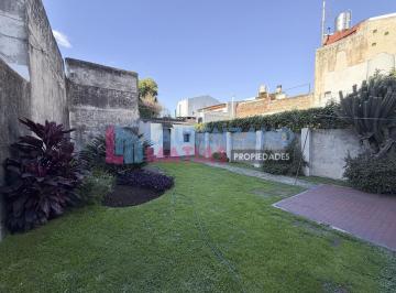 Casa · 113m² · 4 Ambientes · 1 Cochera · Venta - Casa 4 Ambientes con Patio y Garage en Monte Castro