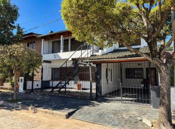 Casa · 270m² · 8 Ambientes · 1 Cochera · Casa 3 Dorm + Dpto 3 Dorm en Venta - con Escritura