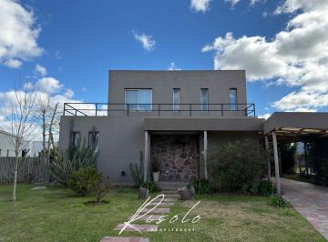 Casa · 780m² · 5 Ambientes · 1 Cochera · Casa en Venta, con 3 Dorm., Escritorio. Dependencia. Pileta. Barrio Cerrado, Escobar
