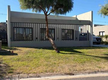 Casa · 111m² · 6 Ambientes · 3 Cocheras · Venta Casa a Estrenar 3 Dorm. Pilar del Este