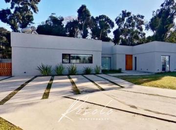 Casa · 180m² · 6 Ambientes · 4 Cocheras · Casa en Venta con Renta. 2 Oficinas. 3 Dormimtorios. Parrilla. Pileta. Barrio Cerrado, Escobar