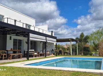Casa · 170m² · 5 Ambientes · 2 Cocheras · Casa en Venta Amplia Laguna, Suite Principal en Pb, 3 Dorm.. Pileta. Barrio Cerrado, Escobar