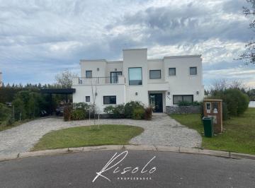 Casa · 188m² · 6 Ambientes · 3 Cocheras · Casa en Alquiler, Lote 1100 m², Pileta. Parilla. 3 Dorm.. Barrio Cerrado, Escobarcasa