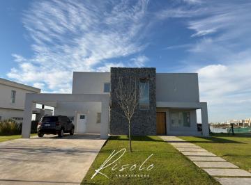 Casa · 155m² · 5 Ambientes · 2 Cocheras · Casa en Venta. Parrilla. Pileta. 3 Dorm.. Barrio Cerrado. Escobar