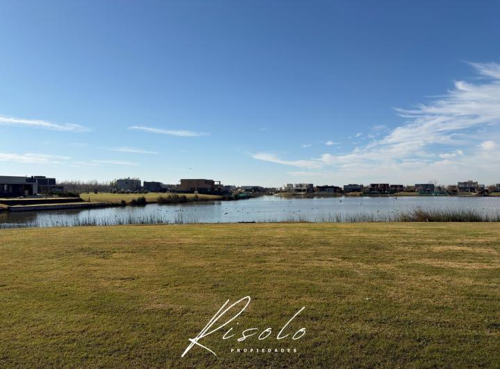 Terreno · 900m² · 5 Ambientes · 2 Cocheras