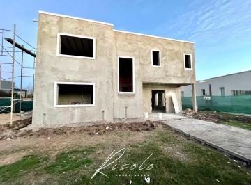 Casa · 270m² · 5 Ambientes · 2 Cocheras · Casa en Venta con Lote a La Laguna. 3 Dorm., Pileta. Barrio Cerrado, Escobar
