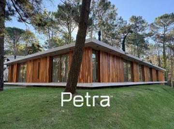 Casa · 1135m² · 5 Ambientes · 2 Cocheras · Casa en Venta en Carilo