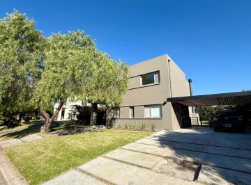 Casa · 220m² · 5 Ambientes · 1 Cochera · Casa en Venta Santa Clara Villanueva