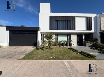 Casa · 255m² · 6 Ambientes · 2 Cocheras · Casa de Categoría Cañuelas Chico 3 Dorm.