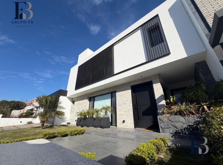 Casa · 255m² · 6 Ambientes · 2 Cocheras