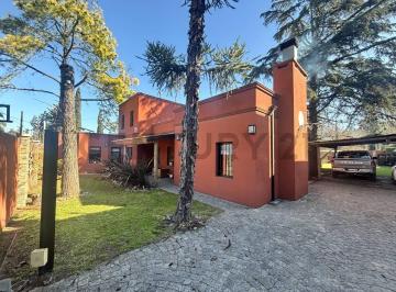 Casa · 221m² · 5 Ambientes · 1 Cochera · Casa de Estilo y Calidad en Venta – Moreno | 5 Ambientes