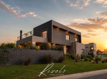 Casa · 160m² · 4 Ambientes · 4 Cocheras · Santa Lucía - Pilar del Este - Casa Moderna con Jardín, Pileta y Terraza