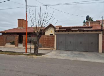 Casa · 251m² · 5 Ambientes · 2 Cocheras · Casa de Gran Tamaño y Jerarquía en Rivadavia Mza.