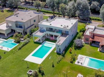 Casa · 400m² · 6 Ambientes · 1 Cochera · Casa en Venta en Casuarinas del Pilar, Zelaya, Pilar