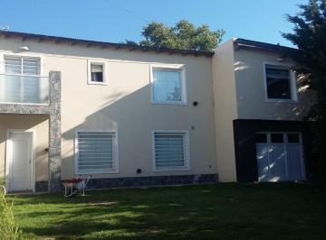 Casa · 140m² · 4 Ambientes · 1 Cochera · Casa en Alquiler - 3 Dorm., Jardín - Cochera - Semiamoblada, 306 m² - Tandil Semicentro